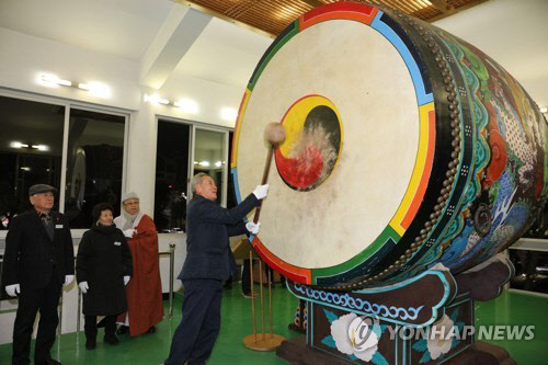 무술년 여는 용고 타고 (제주=연합뉴스) 김호천 기자 = 1일 제주시청에서 열린 '제야의 용고 타고' 행사에 참석한 초청인사들이 2018 무술년 첫날을 알리는 동양 최대 북 용고를 치고 있다. 2018.1.1